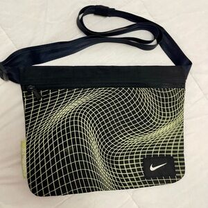 Nike Black and Green Men's Crossbody Bag